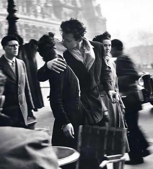 ερωτικο φιλι στο Παρισι του Robert Doisneau